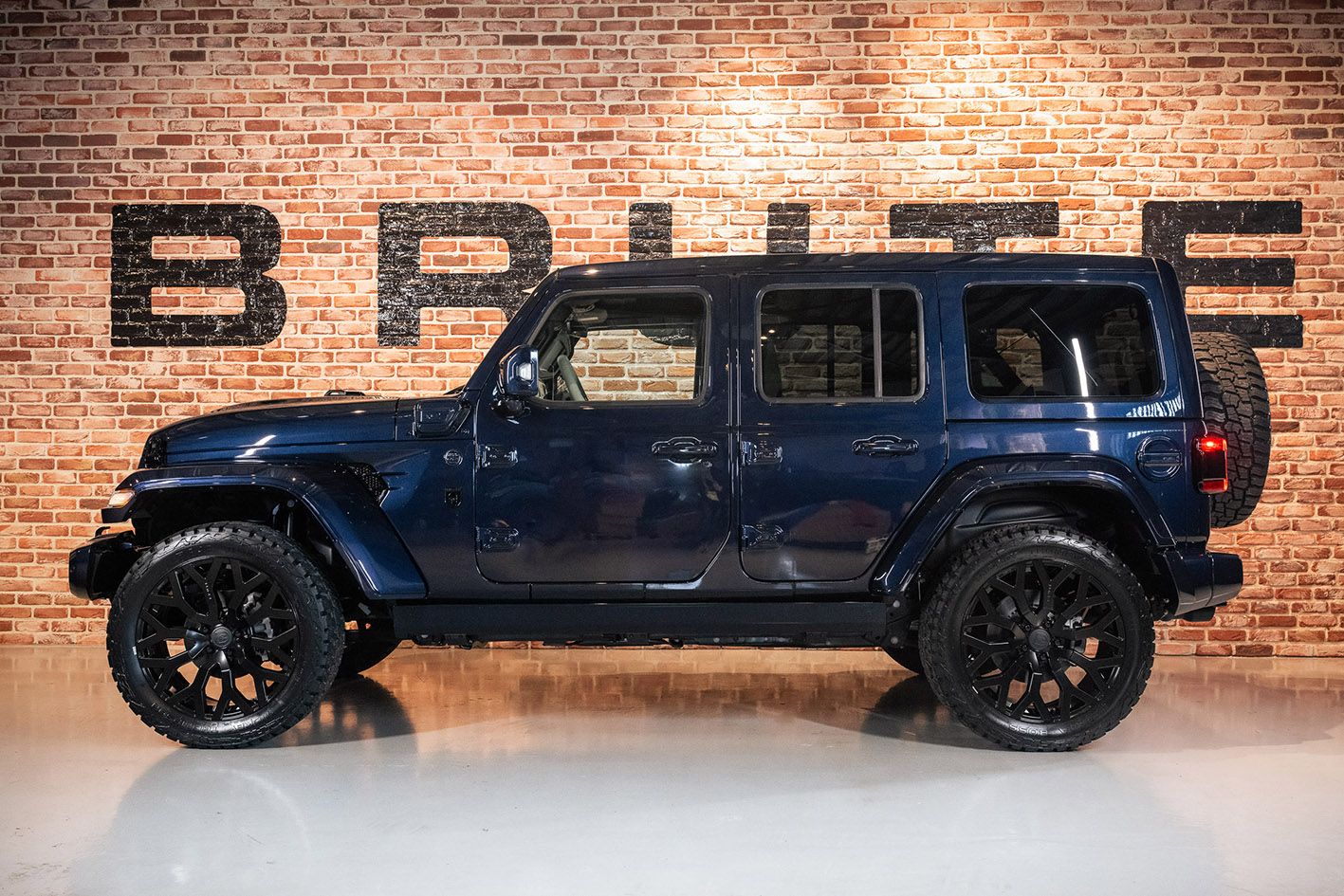 Royal blue Sapphire | Beige nappa diamond